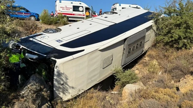 İzmir’de Midibüs İle Otomobil Çarpıştı: 2 Kişi Hayatını Kaybetti İzmir’de Midibüs İle Otomobil Çarpıştı: 2 Kişi Hayatını Kaybetti