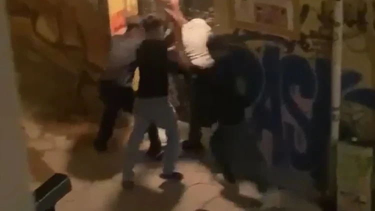 Beyoğlu’nda Sokakta Gasp: Toplam 21 Suç Kaydı Bulunan 4 Çocuk Tutuklandı Beyoğlu’nda Sokakta Gasp: Toplam 21 Suç Kaydı Bulunan 4 Çocuk Tutuklandı
