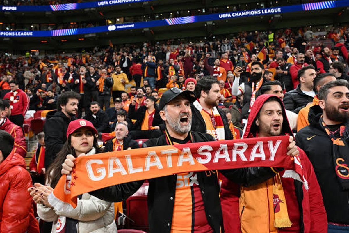 Galatasaray Taraftarından İlkay Gündoğan'a Tepki: 6 Dakikalık Performansı Gündem Oldu Galatasaray Taraftarından İlkay Gündoğan'a Tepki: 6 Dakikalık Performansı Gündem Oldu