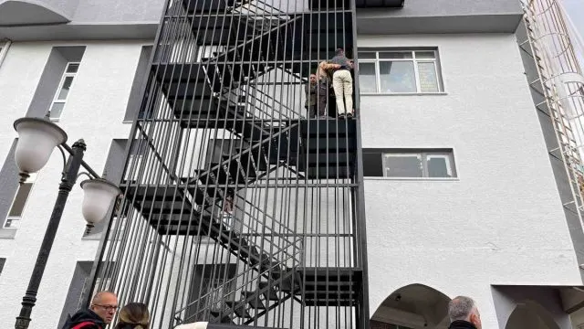 Ahi Çarşısı’nda Tehlikeli Bekleyiş Ekiplerin Müdahalesiyle Sonlandı Ahi Çarşısı’nda Tehlikeli Bekleyiş Ekiplerin Müdahalesiyle Sonlandı
