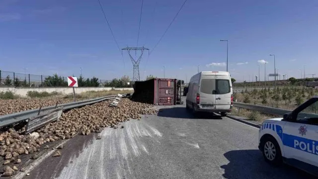 Kayseri'de Pancar Yüklü Tır Devrildi, Yol Ulaşıma Kapandı Kayseri'de Pancar Yüklü Tır Devrildi, Yol Ulaşıma Kapandı