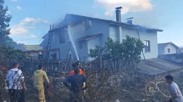 Karabük Safranbolu'da Ev Çatısındaki Yangın Büyümeden Söndürüldü Karabük Safranbolu'da Ev Çatısındaki Yangın Büyümeden Söndürüldü