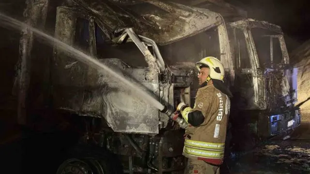 Edirne'de Kum Ocağında Yangın: Üç Kamyon Yandı