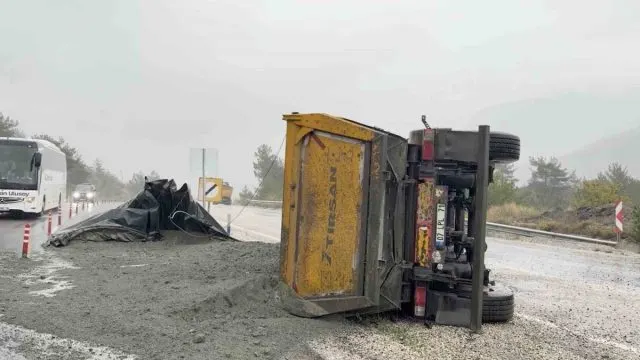Hanönü'nde Sağanakta Devrilen Hafriyat Kamyonunda Sürücü Yaralandı