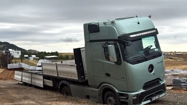 Adıyaman'da Yağış Sonrası Çöken Yolda Mahsur Kalan Tır Kurtarıldı