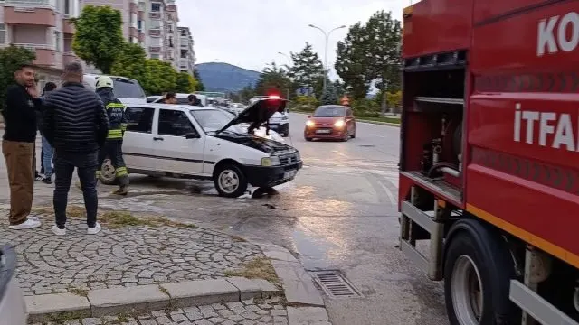 Beyşehir’de Seyir Halindeki Otomobilde Motor Yangını Çıktı Beyşehir’de Seyir Halindeki Otomobilde Motor Yangını Çıktı