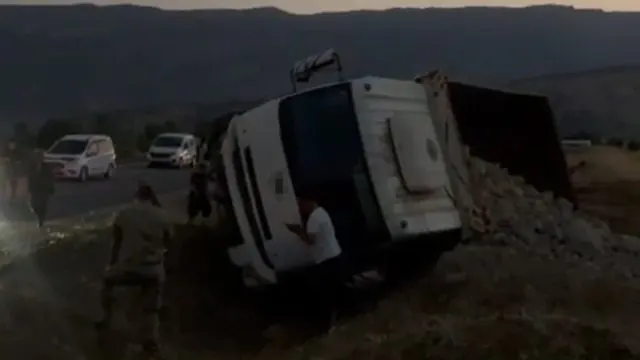 Derecik'te Freni Boşalan Kum Yüklü Kamyonet Devrildi: Sürücü Yaralandı