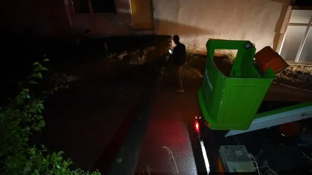 Gümüşhane'de Aynı Elektrik Direği 80 Yaşındaki Kadının Bahçesine Yine Devrildi