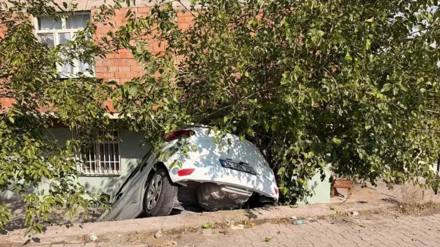 Diyarbakır Sur'da Suv Araç İstinat Duvarından Aşağı Düştü, Yaralanan Olmadı Diyarbakır Sur'da Suv Araç İstinat Duvarından Aşağı Düştü, Yaralanan Olmadı