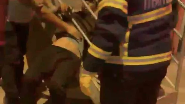 Iğdır’da Merdiven Korkuluklarına Sıkışan Vatandaş Kurtarıldı Iğdır’da Merdiven Korkuluklarına Sıkışan Vatandaş Kurtarıldı