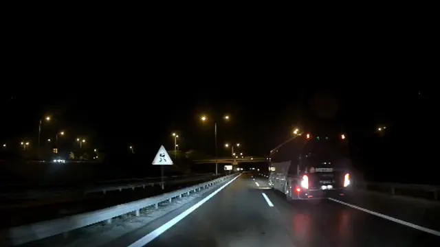 Manisa’daki Kazanın Ardından Otoyolda Tehlikeli Otobüs Manevrası Manisa’daki Kazanın Ardından Otoyolda Tehlikeli Otobüs Manevrası
