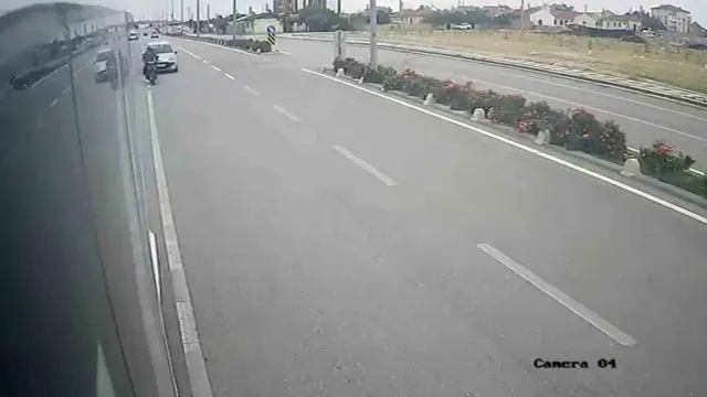 Karaman’da Savrulan Elektrikli Bisiklet Sürücüsü Servisin Altına Düştü Karaman’da Savrulan Elektrikli Bisiklet Sürücüsü Servisin Altına Düştü