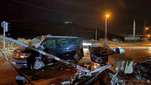 Melikgazi'de Takla Atan Otomobil Minibüse Çarptı: 2 Yaralı