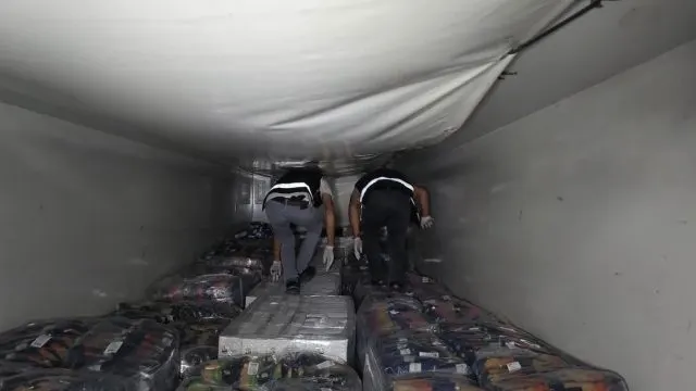 Kocaeli İzmit'te Gıda Yüklü Tırda Kaçak Tütün Ve Sigara Yakalandı Kocaeli İzmit'te Gıda Yüklü Tırda Kaçak Tütün Ve Sigara Yakalandı
