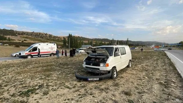 Karaman'da Refüje Savrulan Minibüste Bir Kişi Yaralandı Karaman'da Refüje Savrulan Minibüste Bir Kişi Yaralandı