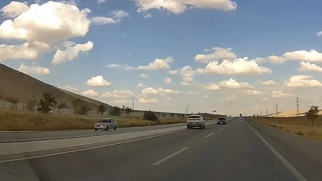 Konya-Aksaray Yolunda Ters Yönden Gelen Otomobil Tehlike Saçtı Konya-Aksaray Yolunda Ters Yönden Gelen Otomobil Tehlike Saçtı
