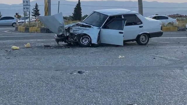 Alaşehir’de Tırla Çarpışan Otomobilin 19 Yaşındaki Sürücüsü Yaralandı