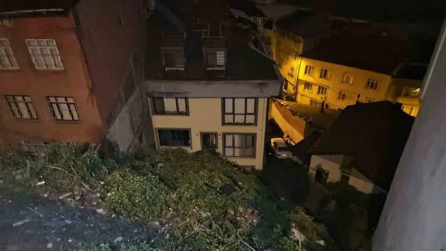 Eyüpsultan'da Toprak Kayması Apartman Sakinlerini Tahliye Ettirdi