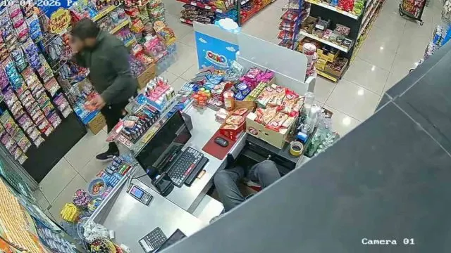 Aksaray’da Uyuyan Market Sahibinin Dikkati Hırsızlıkla Dağıldı Aksaray’da Uyuyan Market Sahibinin Dikkati Hırsızlıkla Dağıldı