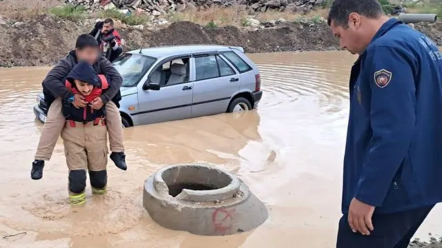 Hatay'da Mahsur Kalan Çocuk İtfaiye Personelinin Sırtında Kurtarıldı