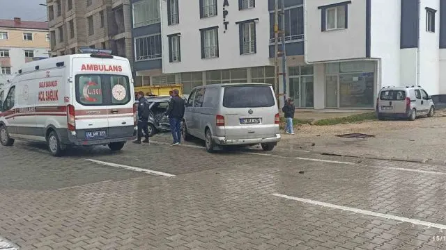 Gürün'de İki Araç Çarpıştı: 4 Yaralı