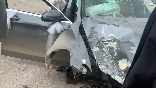 Nizip’te Süslemeli Otomobil Elektrik Direğine Çarptı