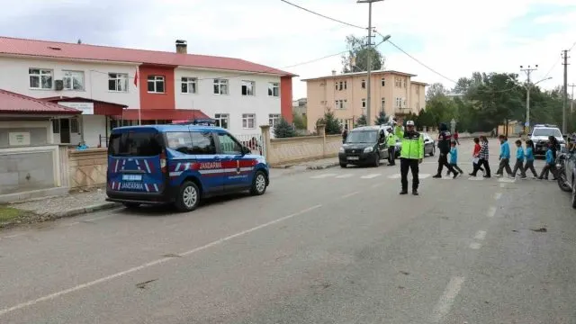 Bayburt'ta Konursu Ve Adabaşı'ndaki Okullarda Jandarma Tedbiri Bayburt'ta Konursu Ve Adabaşı'ndaki Okullarda Jandarma Tedbiri