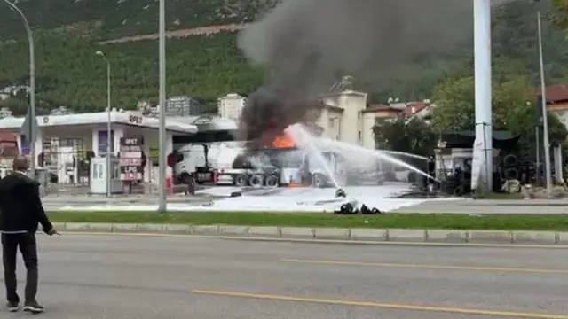 Pamukkale’de Yakıt Boşaltan Tanker Patlamayla İkiye Bölündü