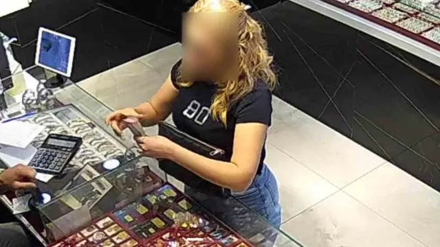 Afyonkarahisar'da Sahte Gram Altın İddiasıyla 2 Şüpheli Yakalandı Afyonkarahisar'da Sahte Gram Altın İddiasıyla 2 Şüpheli Yakalandı