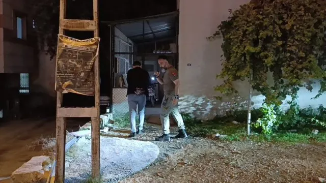 Kozan’da Motosikletli Şüpheli Evdeki Kişiyi Bacağından Vurdu Kozan’da Motosikletli Şüpheli Evdeki Kişiyi Bacağından Vurdu