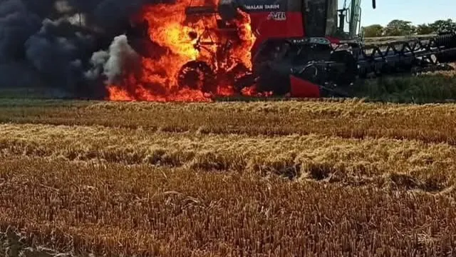 Edirne İpsala'da Biçerdöver Tarla Çalışması Sırasında Yandı