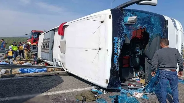 Akhisar'da Tur Otobüsü Kazasında 11 Can Kaybı, Kimlikler Belirlendi