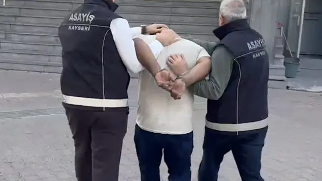 Kayseri'de 10 Yıl 11 Ay 20 Günlük Hapis Cezası Bulunan Şahıs Yakalandı Kayseri'de 10 Yıl 11 Ay 20 Günlük Hapis Cezası Bulunan Şahıs Yakalandı