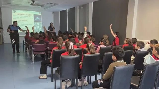 Bilecik'te 66 Öğrenciye Güvenli İnternet Ve Akran Zorbalığı Eğitimi Bilecik'te 66 Öğrenciye Güvenli İnternet Ve Akran Zorbalığı Eğitimi