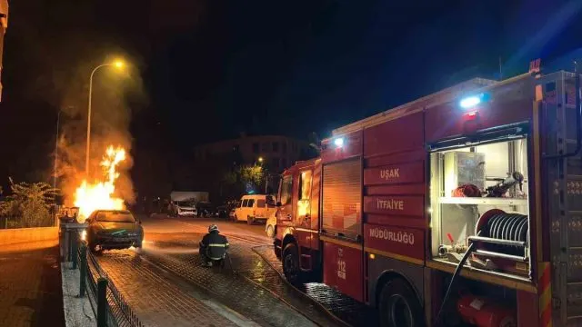 Uşak'ta Park Halindeki Otomobil İ̇çin Kundaklama İ̇ncelemesi Uşak'ta Park Halindeki Otomobil İ̇çin Kundaklama İ̇ncelemesi