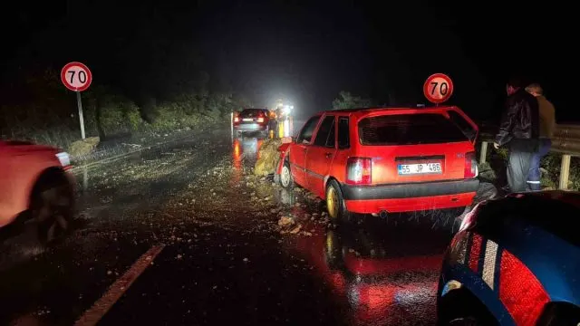 Yağış Sonrası Kopan Kayalar İki Otomobile Zarar Verdi Yağış Sonrası Kopan Kayalar İki Otomobile Zarar Verdi
