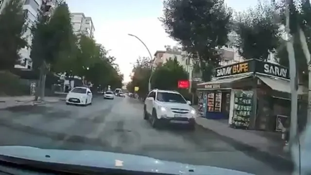 Elazığ’da Ters Şeritte İlerleyen Cip Kamerada