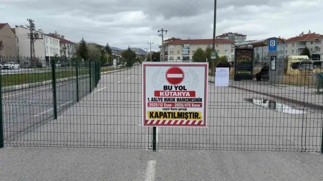 Kütahya'da Yunusemre Caddesi'ndeki Yol Mahkeme Kararıyla Kapatıldı Kütahya'da Yunusemre Caddesi'ndeki Yol Mahkeme Kararıyla Kapatıldı