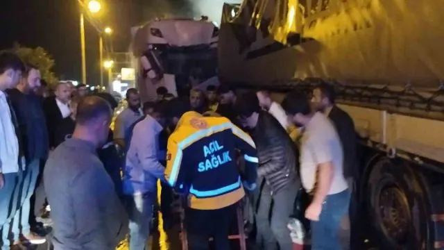 Bitlis-Baykan Yolunda İki Tır Çarpıştı: 2 Yaralı Bitlis-Baykan Yolunda İki Tır Çarpıştı: 2 Yaralı