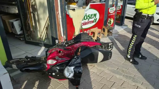 Adıyaman'da Motosiklet Çocuğa Çarpıp Çiğköfteciye Daldı