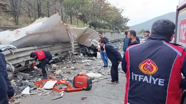 Boyabat'ta Balık Yüklü Kamyon Devrildi: 1 Kişi Hayatını Kaybetti