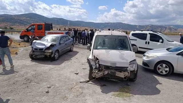 Muş'ta Kavşakta İ̇ki Araç Çarpıştı: 2 Yaralı Muş'ta Kavşakta İ̇ki Araç Çarpıştı: 2 Yaralı