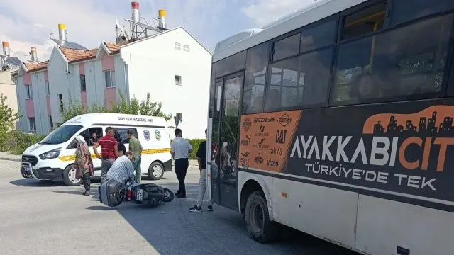 Geçit Mahallesi'nde Midibüs Ve Motosiklet Çarpıştı