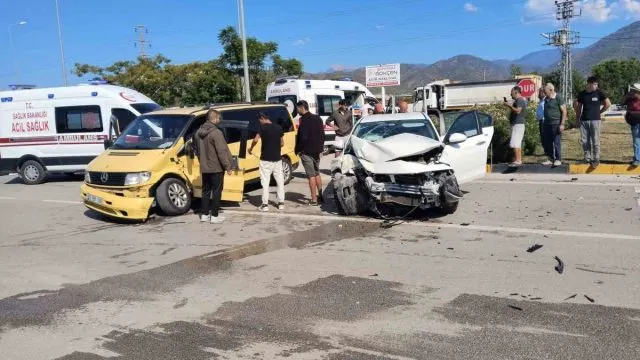 Fethiye’de Işıksız Kavşakta İki Araç Çarpıştı: 5 Yaralı