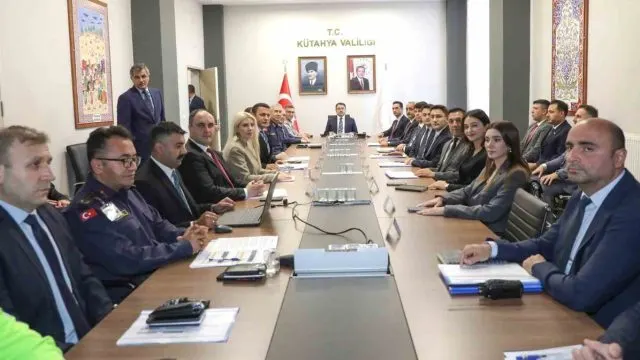 Kütahya’da Güvenlik Zirvesinde Uyuşturucu Ve Trafik Gündemi Kütahya’da Güvenlik Zirvesinde Uyuşturucu Ve Trafik Gündemi