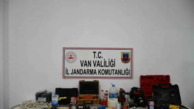 Van Gürpınar'da Kaya Mezarındaki Kaçak Kazıya Operasyon