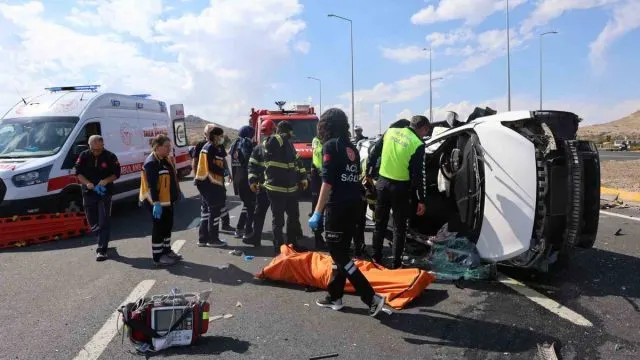 Nevşehir'de Otomobil Takla Attı: 2 Ölü, 1 Yaralı Nevşehir'de Otomobil Takla Attı: 2 Ölü, 1 Yaralı