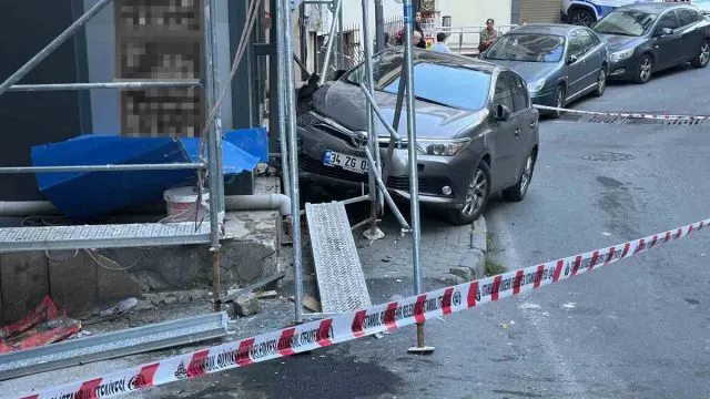 Şişli’de Kontrolden Çıkan Araç Marketten Çıkan Vatandaşa Çarptı