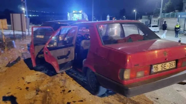 Pazaryeri'nde Kavşakta İ̇ki Otomobil Çarpıştı: 3 Yaralı