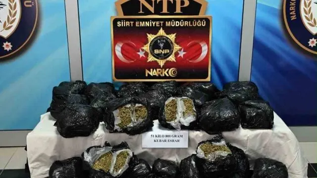 Baykan’da Polisten Kaçan Araçtan 51 Kilo 800 Gram Esrar Çıktı Baykan’da Polisten Kaçan Araçtan 51 Kilo 800 Gram Esrar Çıktı